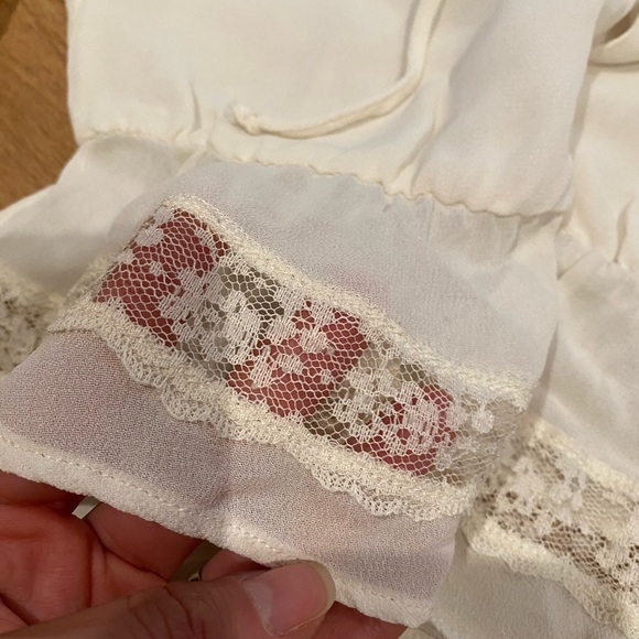 Reformation deep v blouse with tie - Picture 4 of 7